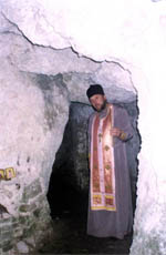 Отець Володимир показує монастирські печери